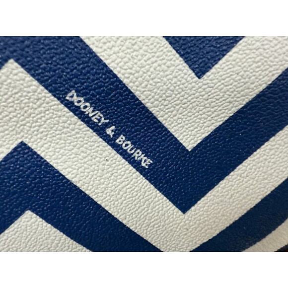 Dooney & Bourke Navy Chevron Tote w/ Pouch Canvas Leather Trim NWT Excellent - Picture 3 of 12